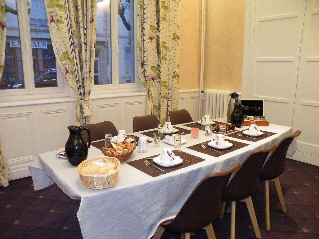 Brit Hotel Roanne - Le Grand Hotel レストラン 写真